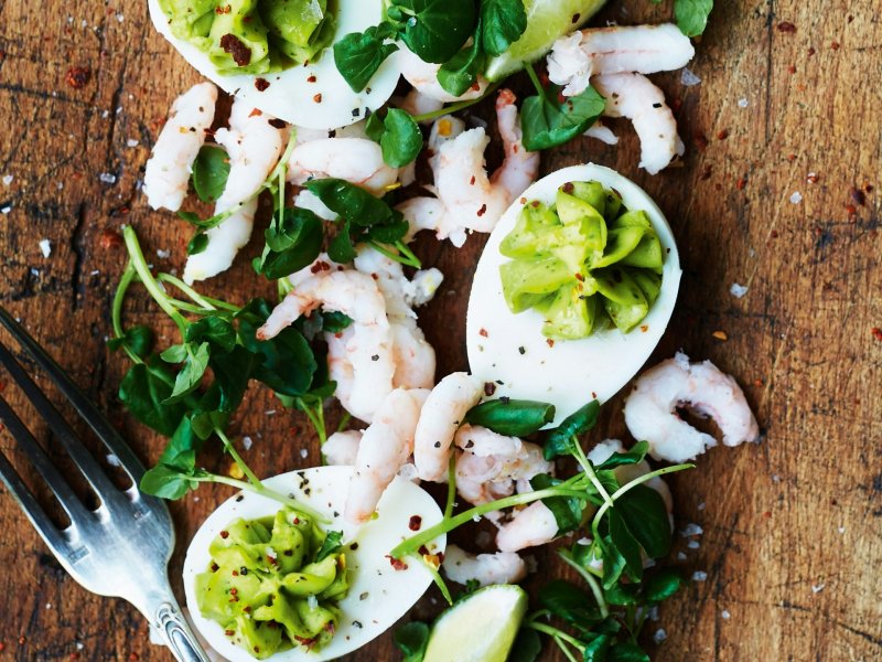 Fyldte æg med avocadocreme og rejer - Æg og rejer på en ny og grønnere måde. Perfekt som del af en påskefrokost ell...