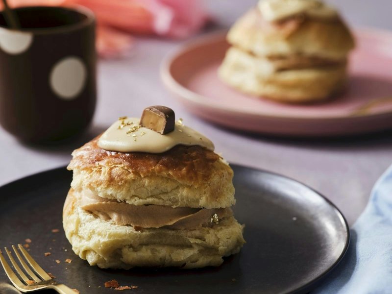 Fastelavnsboller med dumle og kaffe - De her fastelavnsboller er lavet på sprød wienerdej - lidt mere arbejde, men ...