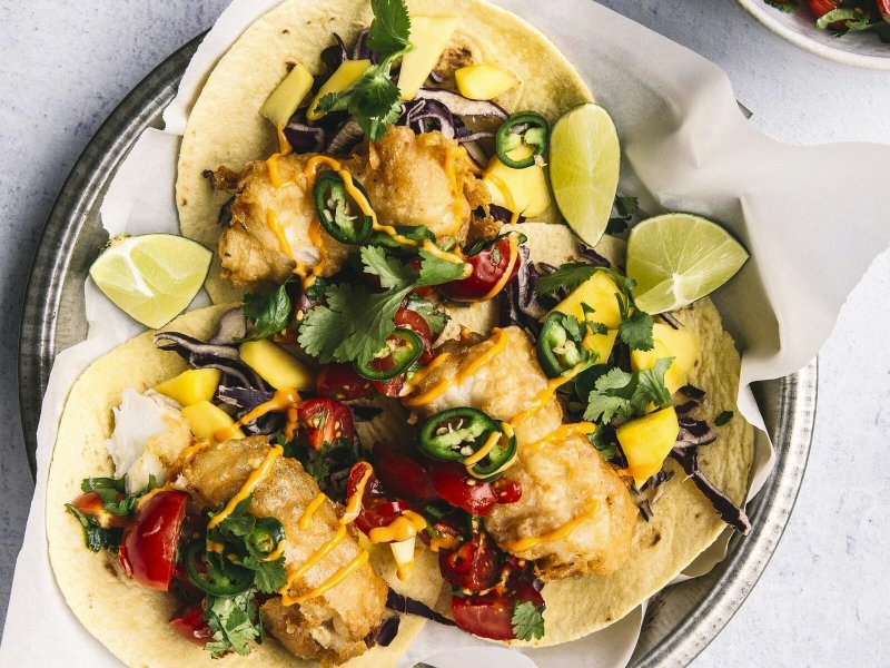 Fisketacos med spicy tomatsalsa - Fyld tacos med friteret torsk, frisk salsa og hjemmerørt chilimayo.