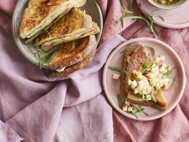 French toast med brie og æble - Den fede brie får modspil af en sød og syrlig æblevinaigrette. Nyd toastene a...