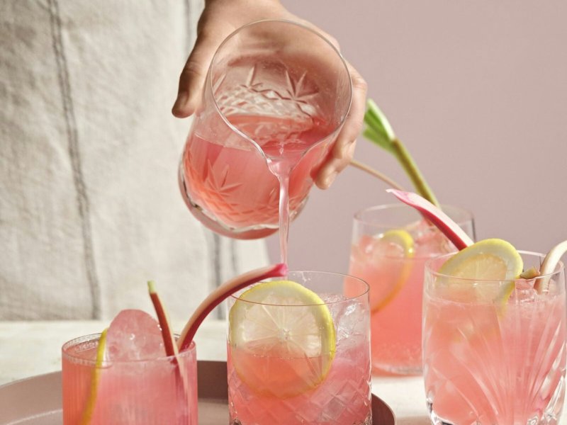 Frisk rabarberlemonade - Rabarberlimonaden er frisk og smuk og kan nydes med bunker af isterninger i s...