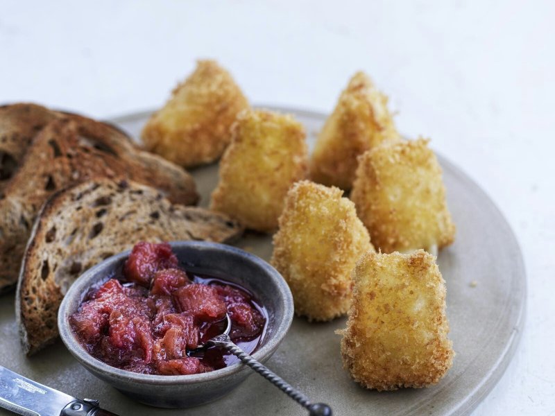 Friteret camembert med rabarberkompot - Friturestegt camembert-ost er en fransk bistroklassiker, der kan serveres som...