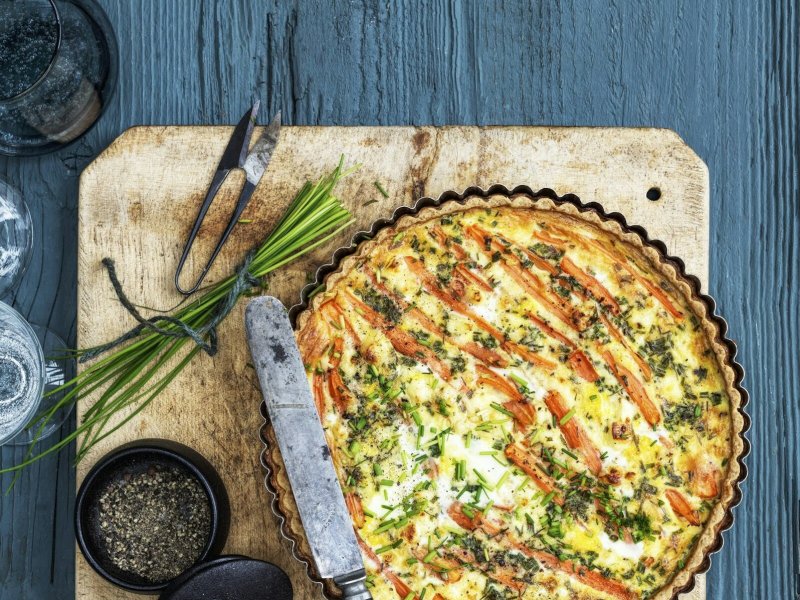 Gulerodstærte med feta og purløg - De søde gulerødder og den salte feta er et genialt match i denne dejlige tærte.