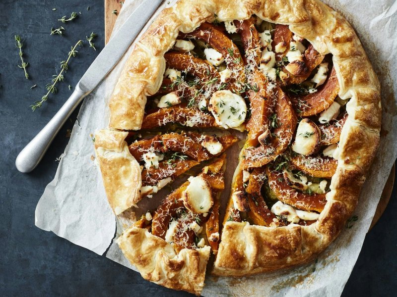 Galette med græskar, gedeost og timian - Vidste du, at du kan bruge færdigkøbt butterdej, når du bager galette? Fyld d...