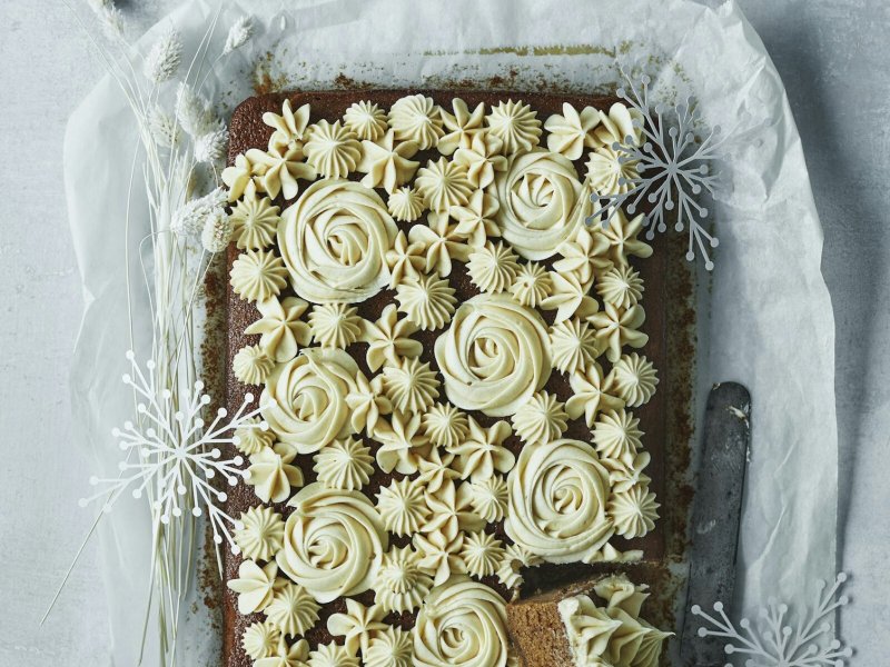 Gingerbreadkage med kanelfrosting - Har du flere fine tyller, kan du pynte den saftige kage med smukke stjerner o...