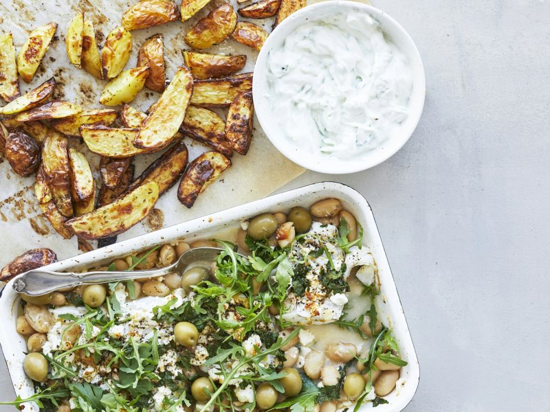 Græsk torsk med ovnkartofler og tzatziki - Giv aftenens torskeret en græsk overhaling med oliven og feta, der karamellis...