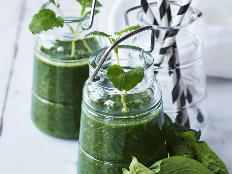 Grøn smoothie - En farverig smoothie fyldt med gode råvarer og helt uden mælk. Drik den evt. ...