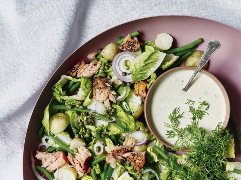 Grøn salat med varmrøget laks og dilddressing - En nem salat med nye kartofler, bønner og laks er fx perfekt til varme dage, ...