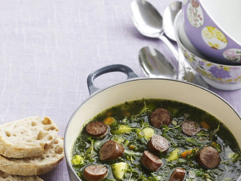 Grønkålssuppe med kartofler og oksepølser - Grønkålssuppen tager forskud på vinterens skønne retter med rodfrugter, kål o...