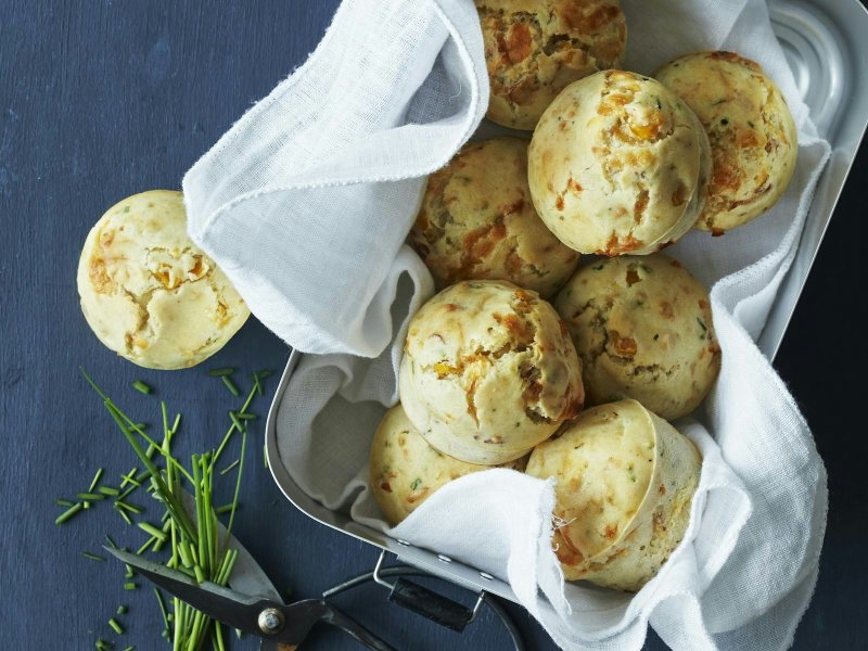 Hurtige madpakkeboller med bacon, ost og purløg - Salte boller bagt i muffinforme er skønne i madpakken og kan proppes med dit ...