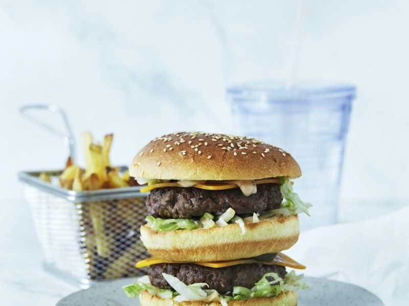 Hjemmelavet big mac-burger - Det er den klassiske burgerdressing, der gør hele forskellen i denne burger, ...