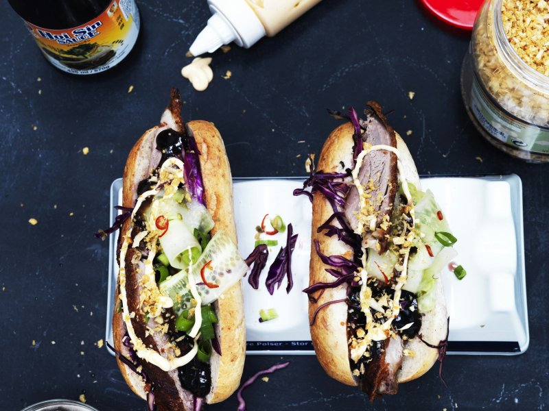 Hotdog med and, rødkål og agurkesalsa - Hot duck er en asiatisk inspireret udgave af den klassiske hotdog, og det er ...