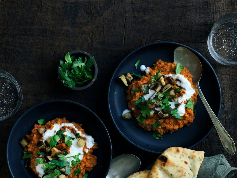 Indisk dahl med ristet aubergine - Den cremede dahl smager herligt og mætter godt. Toppingen kan varieres med an...