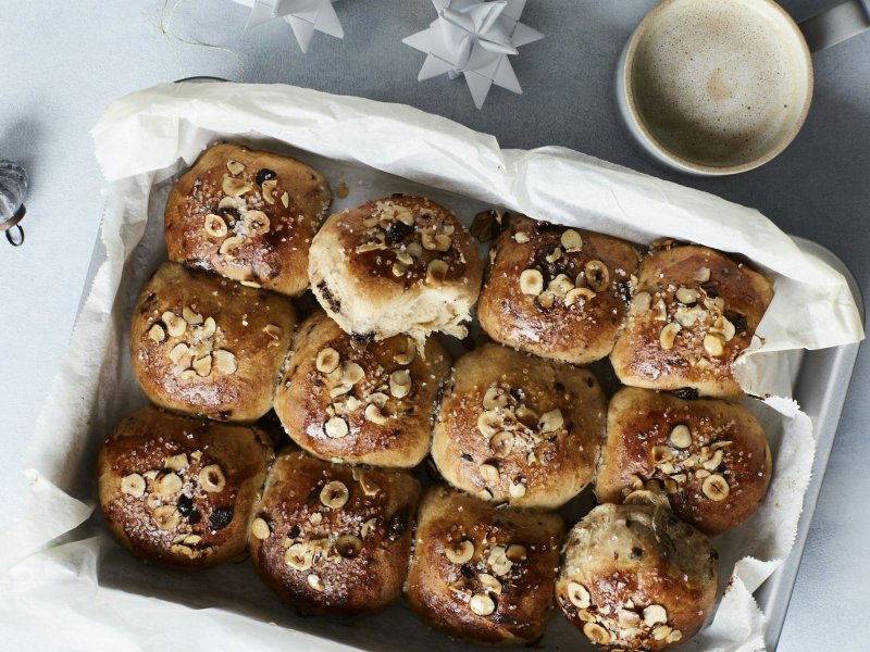 Juleboller med kanel, marcipan og chokolade - Søde og fyldige boller, der både kan serveres til morgenmad, brunch eller eft...