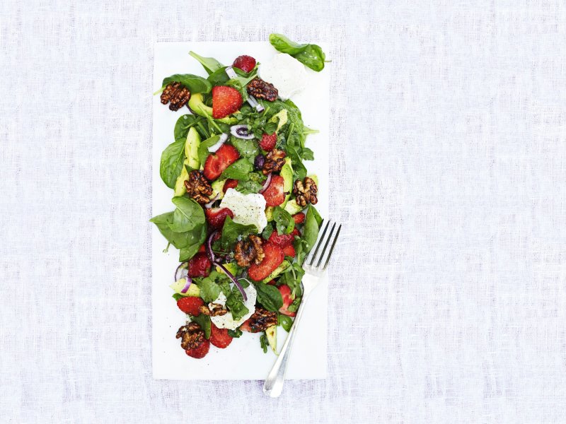 Jordbærsalat med spinat og gedeost - Jordbærsalat med spinat, balsamicoristede valnødder og gedeost har det hele: ...