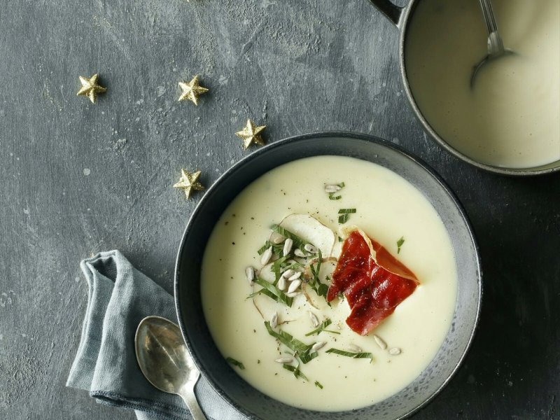 Jordskokkesuppe med blåskimmelost og sprød topping - Giv den aromatiske jordskokkesuppe en lækker opgradering ved at smelte smuldr...