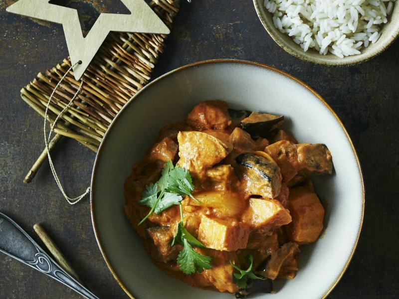 Kyllingegryde med aubergine og søde kartofler - Få varmen med denne fyldige efterårsret, hvor bløde stykker af bagte grøntsag...