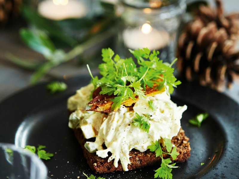 Kyllingesalat med æbler, selleri og sprød pancetta - Givet årets hønsesalat et frisk tvist. Æbler og bladselleri giver salaten kna...
