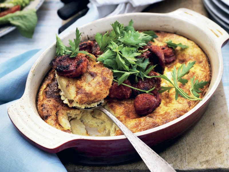 Kartoffeltortilla med frisk chorizo - Den spanske tortilla er en skøn ret, der her serveres med krydrede chorizopøl...