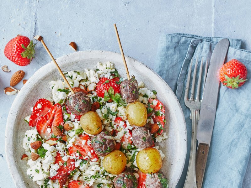 Kebabspyd med nye kartofler og blomkålscouscous - Sæt nye kartofler på dine kebabspyd for ekstra fylde og sommer-velsmag.