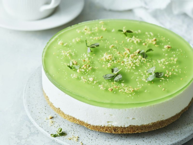 Key lime-mousselagkage - En flot og elegant lagkage som med sit skarpe snit og friske spark af lime vi...
