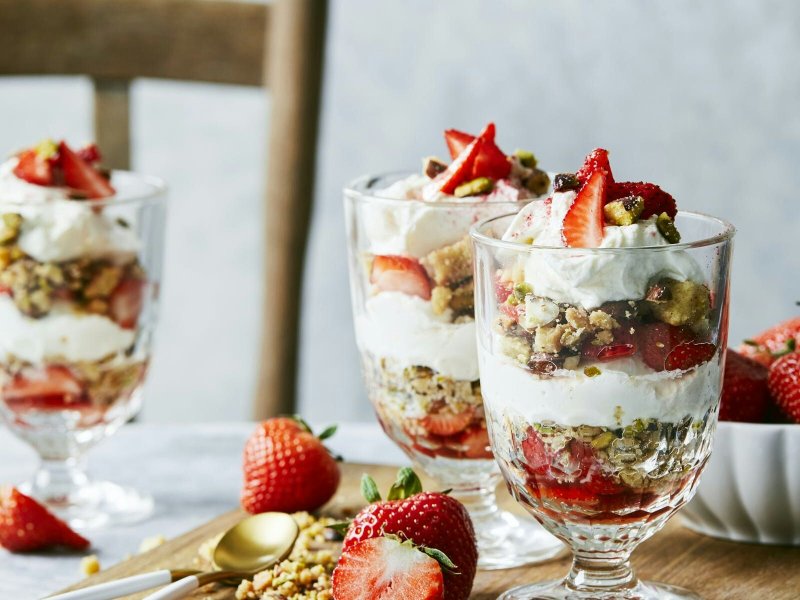 Koldskål-cheesecake i glas - En skøn kombination af friske jordbær, crumble af kammerjunker og nødder samt...