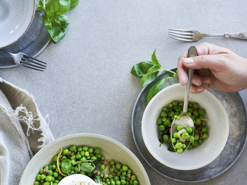 Lun ærtesalat med pancetta - Skønt tilbehør til fisken eller bøffen. Hvis du ønsker en vegetarisk salat, u...