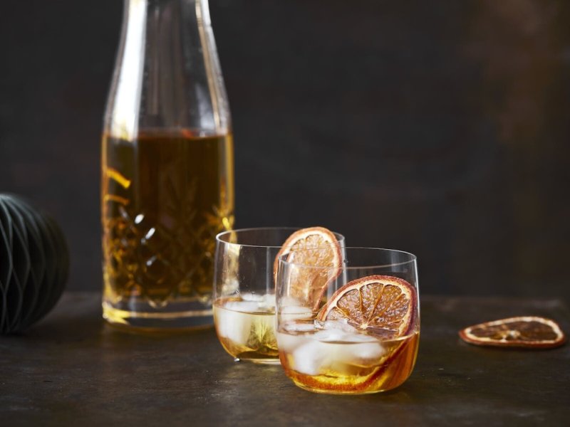 Lys vermouth med smag af jul - Byd julegæsterne velkommen med en rigtig lækker juledrink.