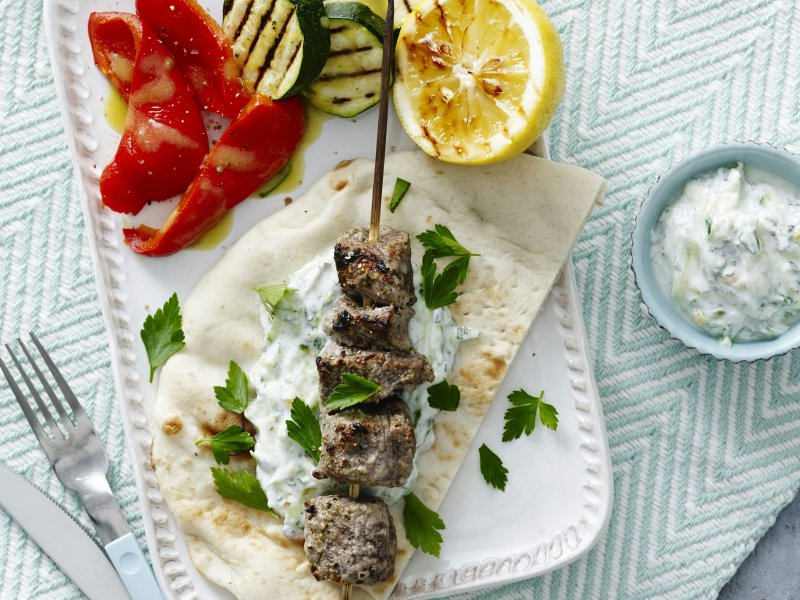 Lammespyd med grillet grønt - Lækre kebabspyd med grillede grøntsager og fladbrød. Det kan både nydes på en...