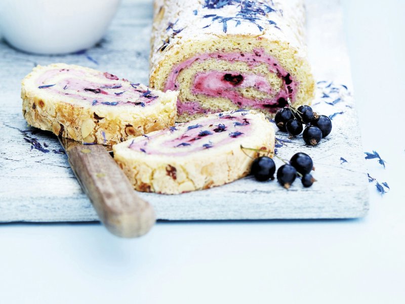 Let frossen solbærroulade - Roulade er en lidt overset kageklassiker, som gør sig ekstra godt, når den se...