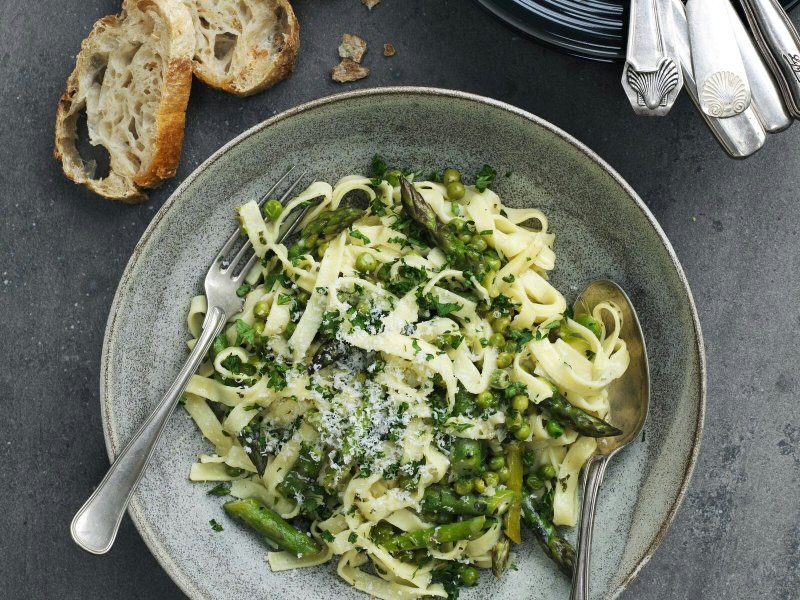 Pasta med ærter, asparges og parmesan - Forkæl pastaen med en cremet flødesauce, der smyger sig om retten. Asparges o...