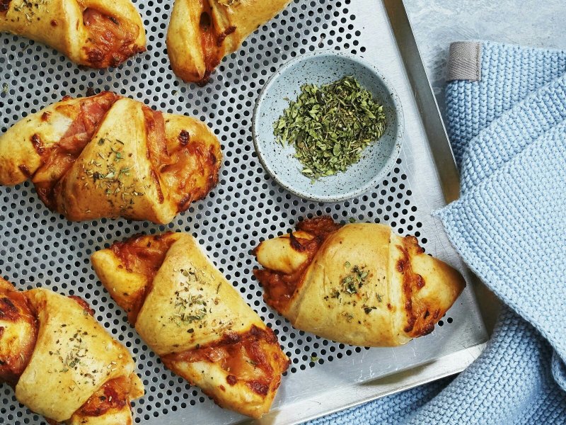 Pizzahorn med skinke, ost og tomat - De bløde pizzahorn kan fyldes med lige præcis den slags ost, du foretrækker. ...