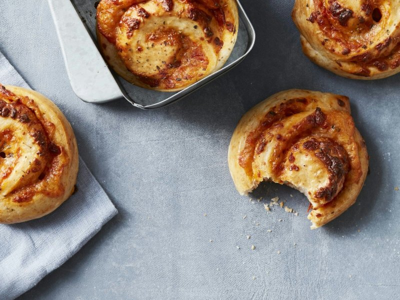 Pizzasnegle - Pizzasnegle er et hit hos både børn og voksne. Her får du en nem grundopskrif...