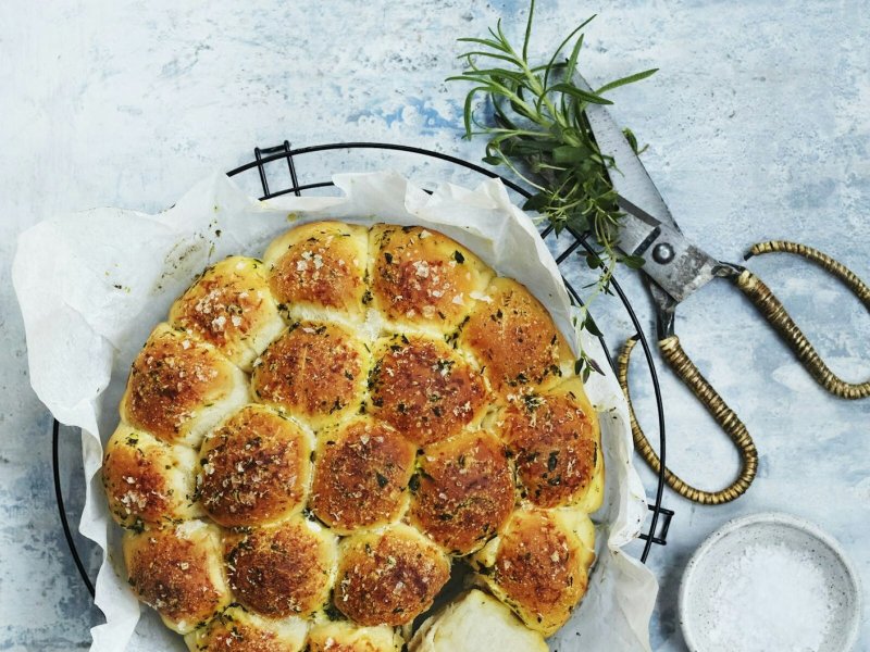 Rundt brydebrød med krydderurter og parmesan - Et lækkert og blødt madbrød, der er nemt at tage med på farten. Bryd først br...