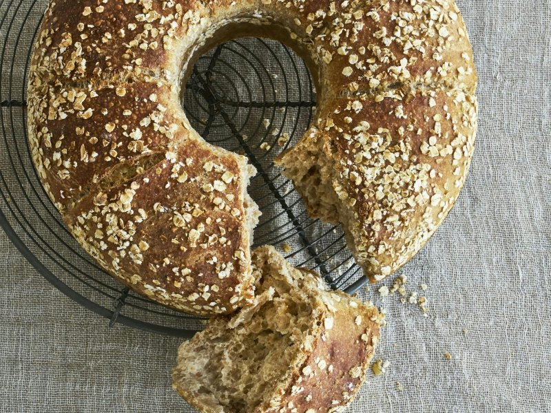 Rundt spelt-brydebrød - Bages i springform med randindsats eller en høj bagering placeret i midtes. B...