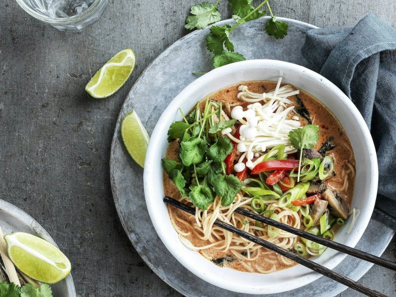 Ramen med rød karry og kylling - Rød karrypasta er uundværligt i det thailandske køkken, hvor det især giver s...