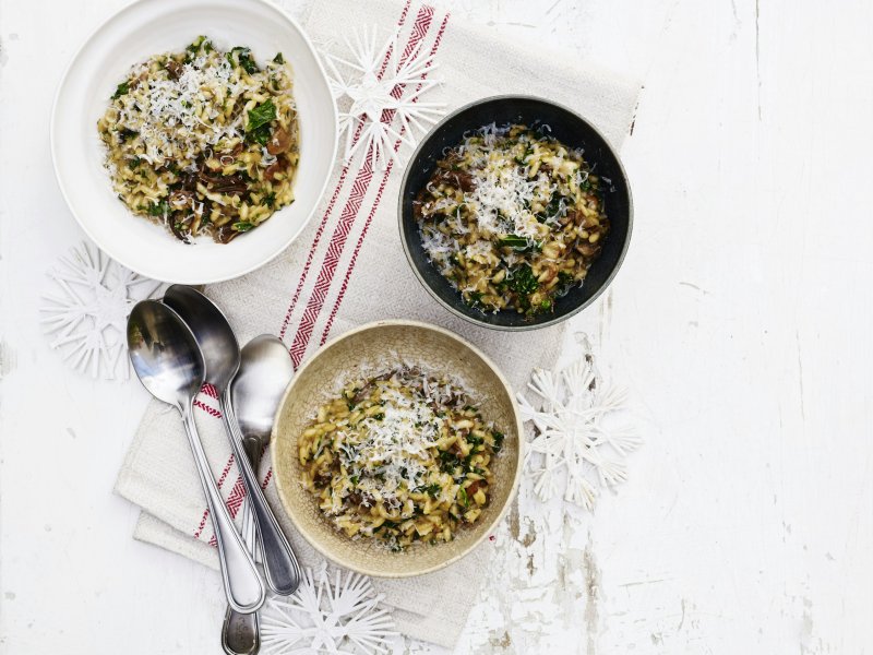 Risotto med svampe og grønkål - Der er ikke meget, der slår en god og cremet risotto med masser af svampe og ...