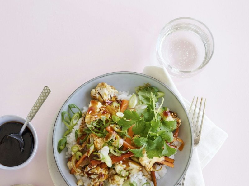 Ris med teriyaki-grøntsager og koriander - Den umami-mættede teriyakisauce binder retten sammen og giver den smag af fer...