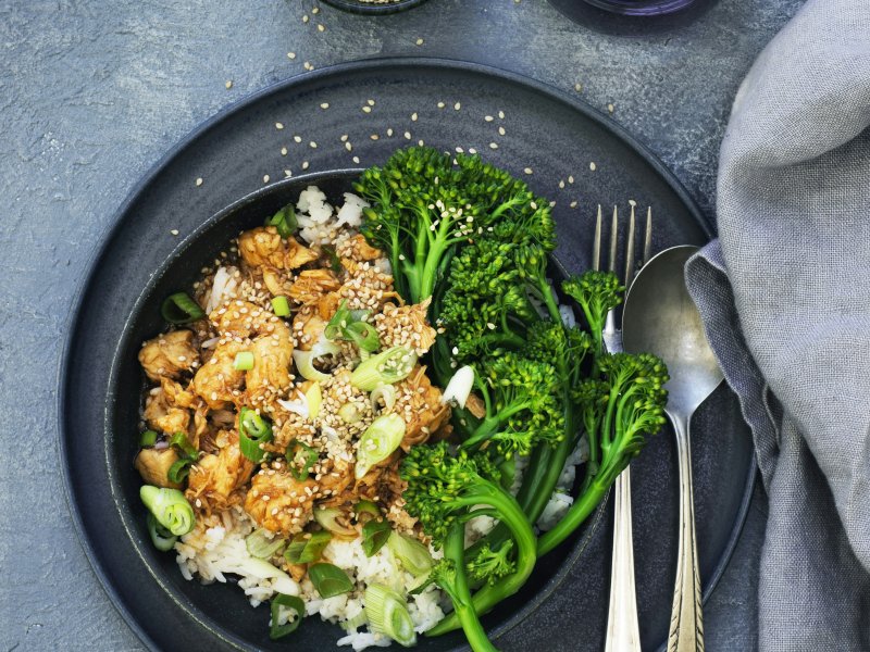 Sursød kylling med ris og aspargesbroccoli - En dejlig nem hverdagsret med masser af velsmag. Brug evt. almindelig broccol...
