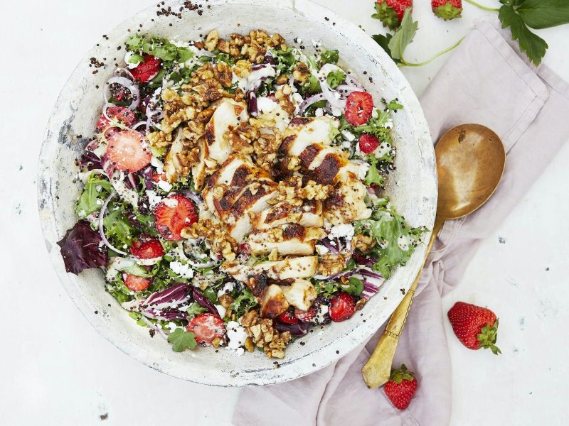Salat med jordbær og grillet kylling - Denne måltidssalat er en mættende basse, og jordbærrene tilføjer samtidig en ...