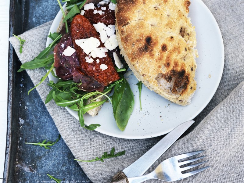 Sandwich med carpaccio og basilikumpesto - En lækker italiensk sandwich med knald på smagen!