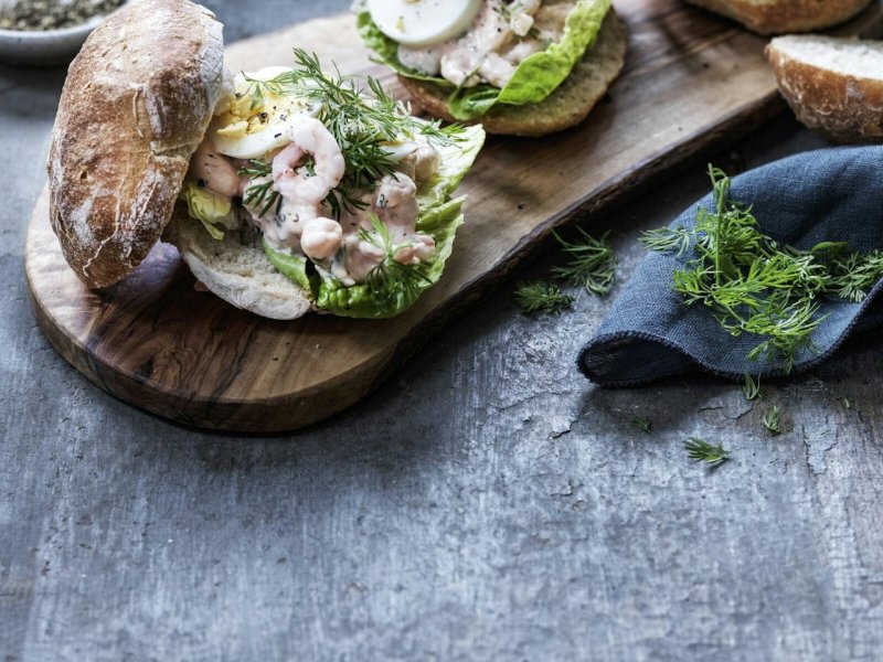 Sandwichboller med rejesalat, æg og dild - Lækre sandwich fyldt med forårslækkerier til en let omgang aftensmad eller fr...