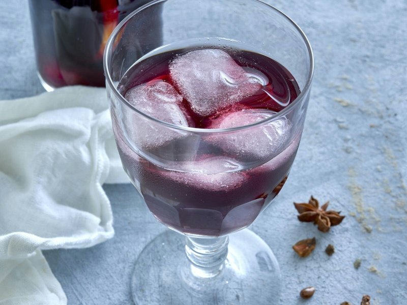 Sangria med vinterkrydderier - Sangria forbinder vi normalt med sommer, men her får du en krydret version, s...