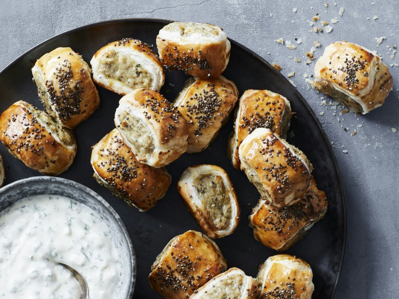 Sausage rolls med syrlig løgcreme - I Danmark elsker vi pølsehorn, og i Storbritannien spiser de sausage rolls, s...