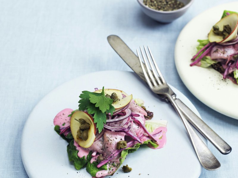 Sildesalat med rødbeder og kapers - Du kan godt glæde dig til en sildesalat, der både smager af tradition og forn...