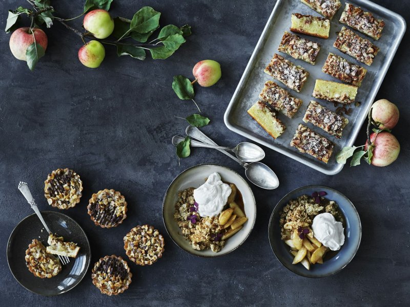 Små toscatærter med æblekompot - De små tærter er søde og sprøde udenpå, men bløde og let syrlige i midten. Æb...