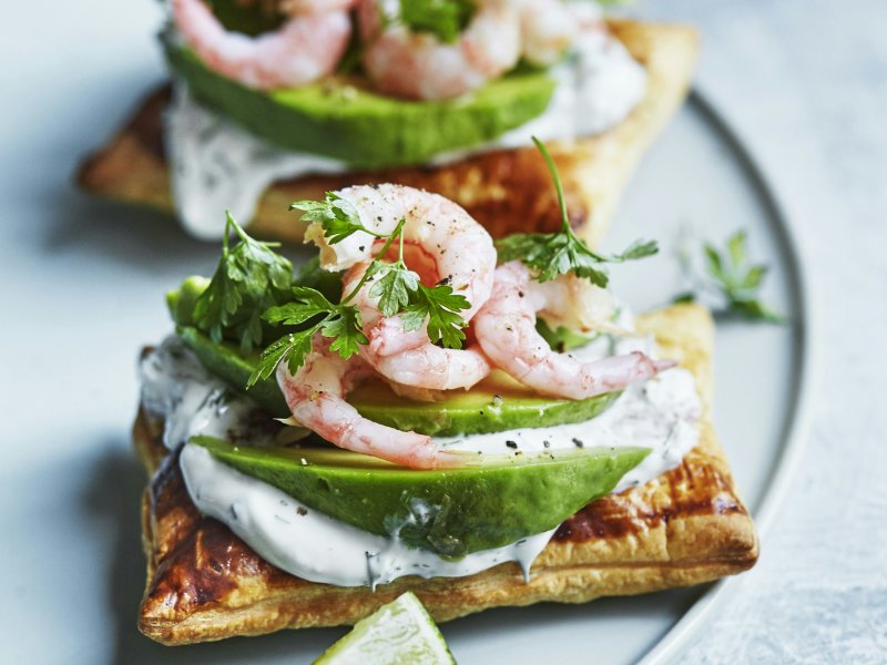 Små butterdejstærter med avocado og rejer - Sprøde små tærter med lækkert fyld, der vil gøre sig godt som forret eller le...