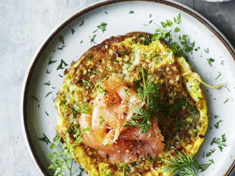 Smørstegt rugbrød med æg og laks - Arme rugbrød'er kunne man også kalde denne lækre anretning. Servér den som en...