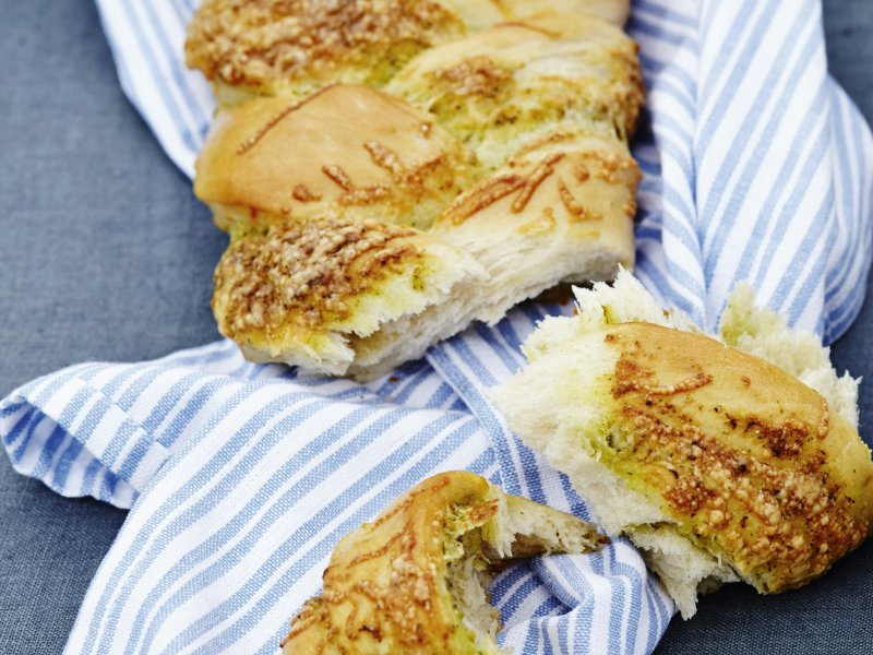 Snoet ostebrød med grøn pesto - Dejen smøres med pesto og drysses med ost, før den snoes sammen, så de gode s...