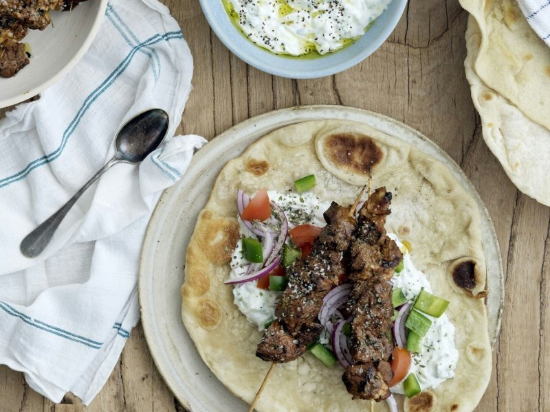 Souvlaki med hjemmebagte fladbrød - Smut en tur til Grækenland med grillede souvlaki, der betyder noget i retning...
